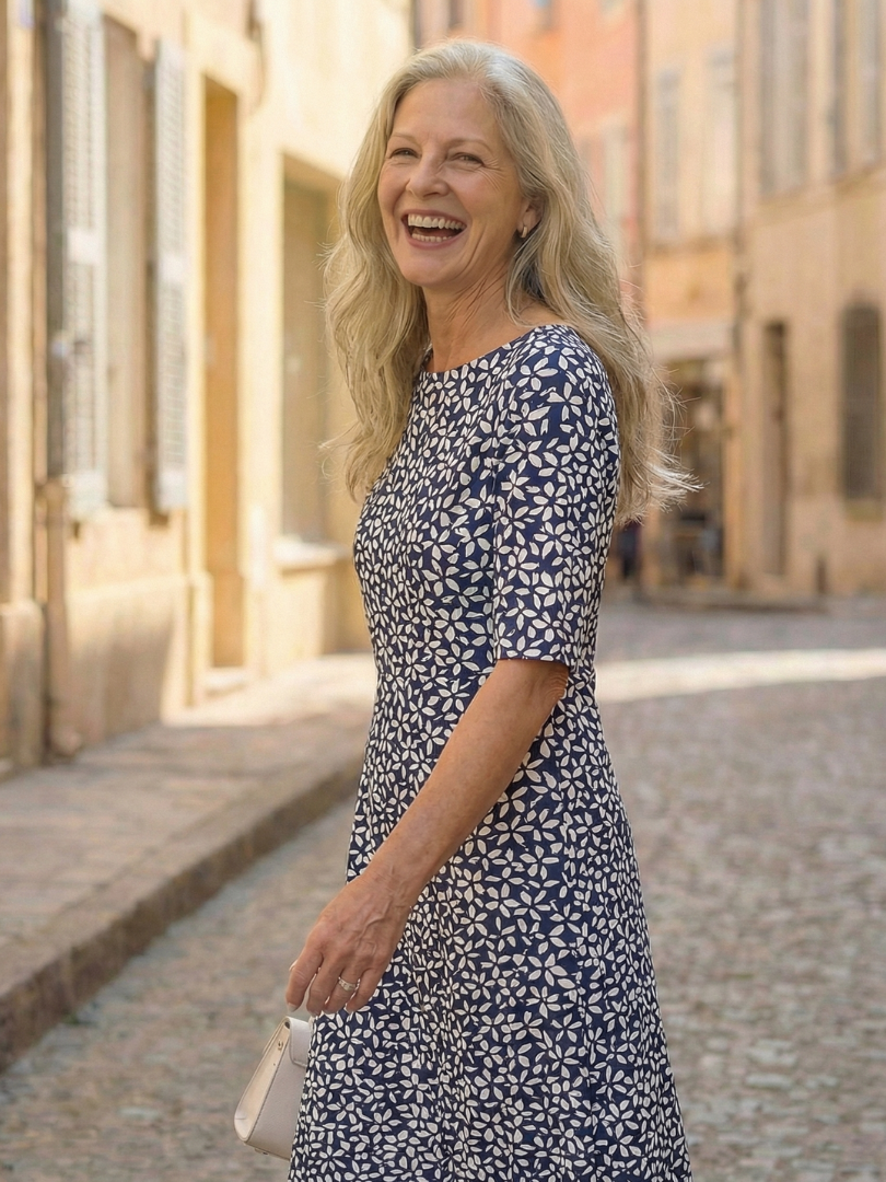Robe Uriah bleue à motif côtier, manches courtes, encolure ronde, mi-longue évasée.