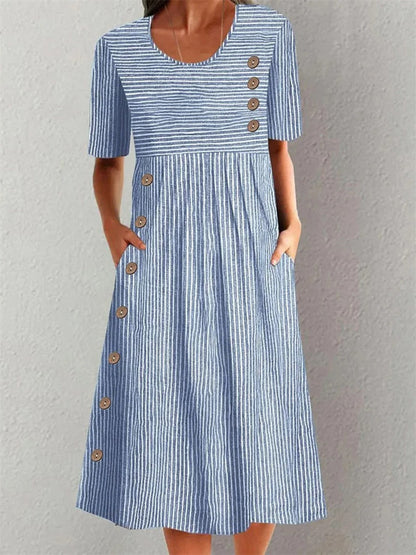 Robe d’été rayée bleu à manches courtes, encolure ronde et boutons décoratifs.
