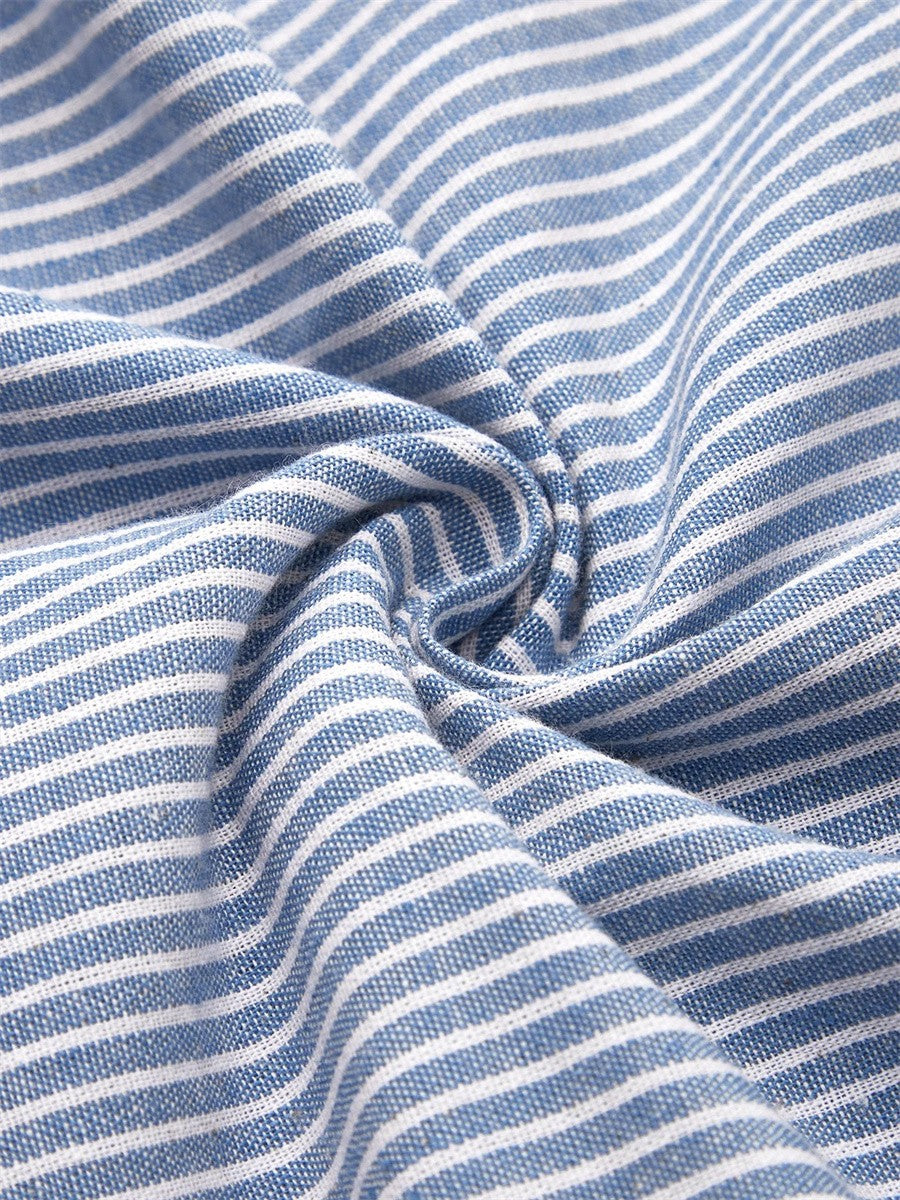 Tissu de robe d’été rayée bleu et blanc, gros plan sur les rayures.