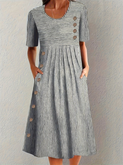 Robe d’été rayée noire et blanche, manches courtes, encolure ronde et boutons.