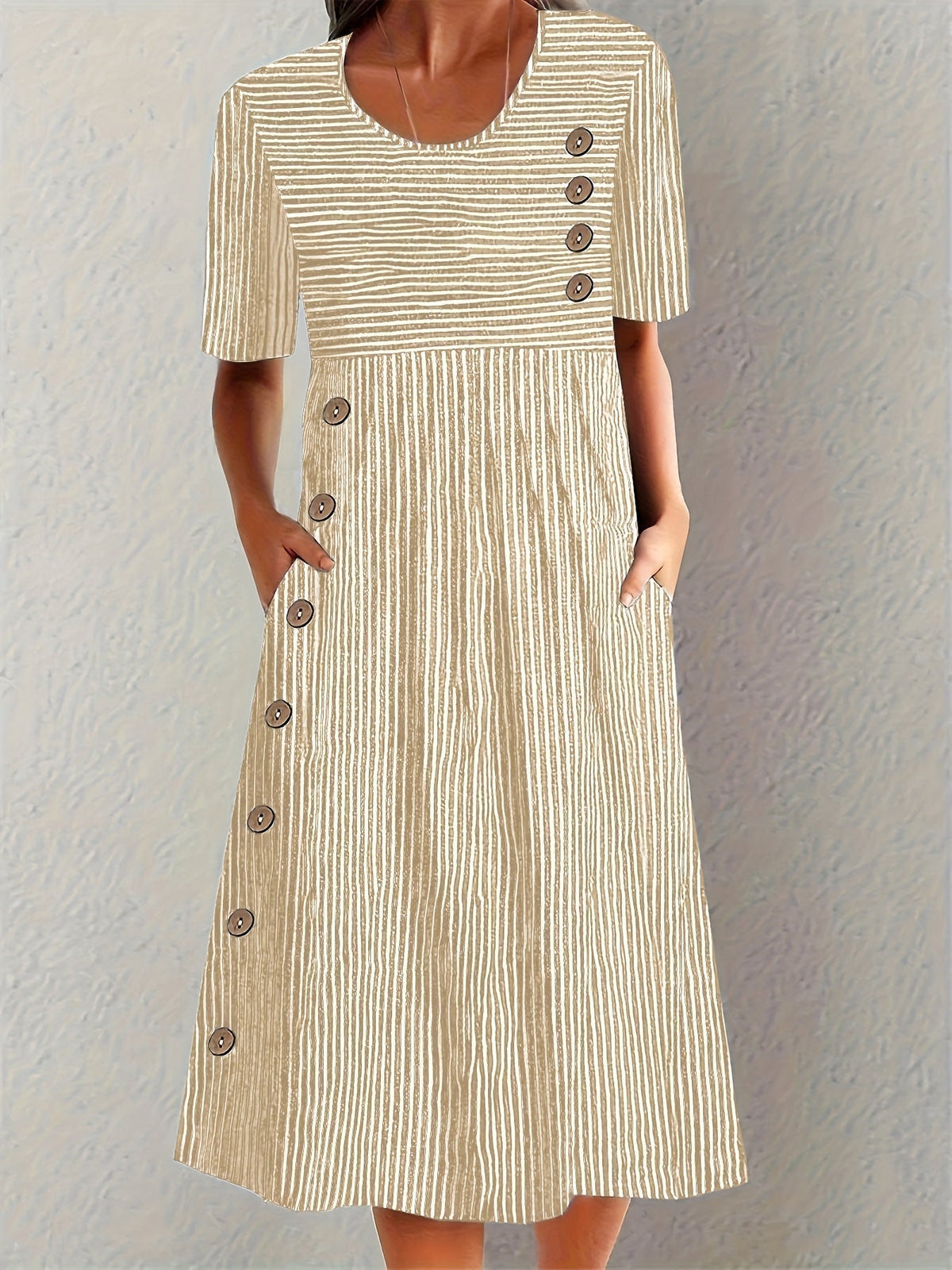 Robe d’été rayée beige à manches courtes, encolure ronde et boutons décoratifs.