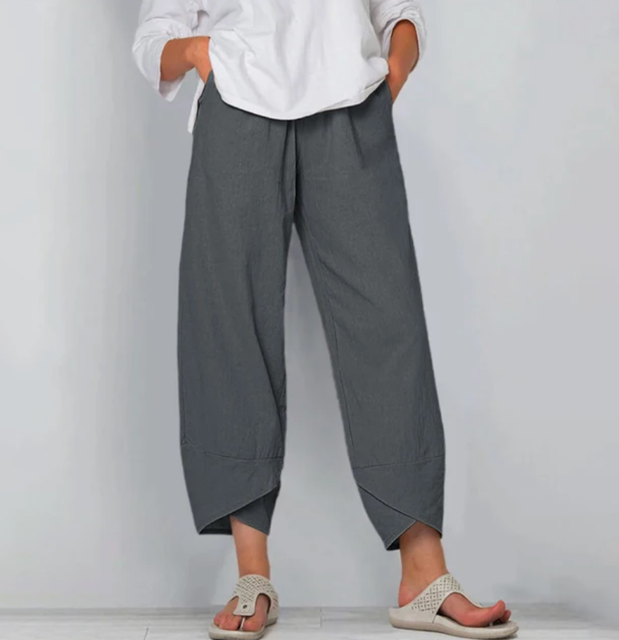 Pantalon léger gris à taille élastique, jambe ample, bas asymétrique.
