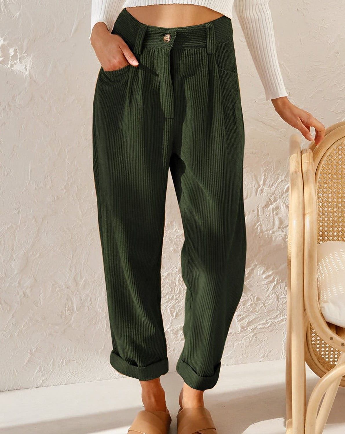 Pantalon casual côtelé vert foncé, taille haute boutonnée, poches et bas resserrés