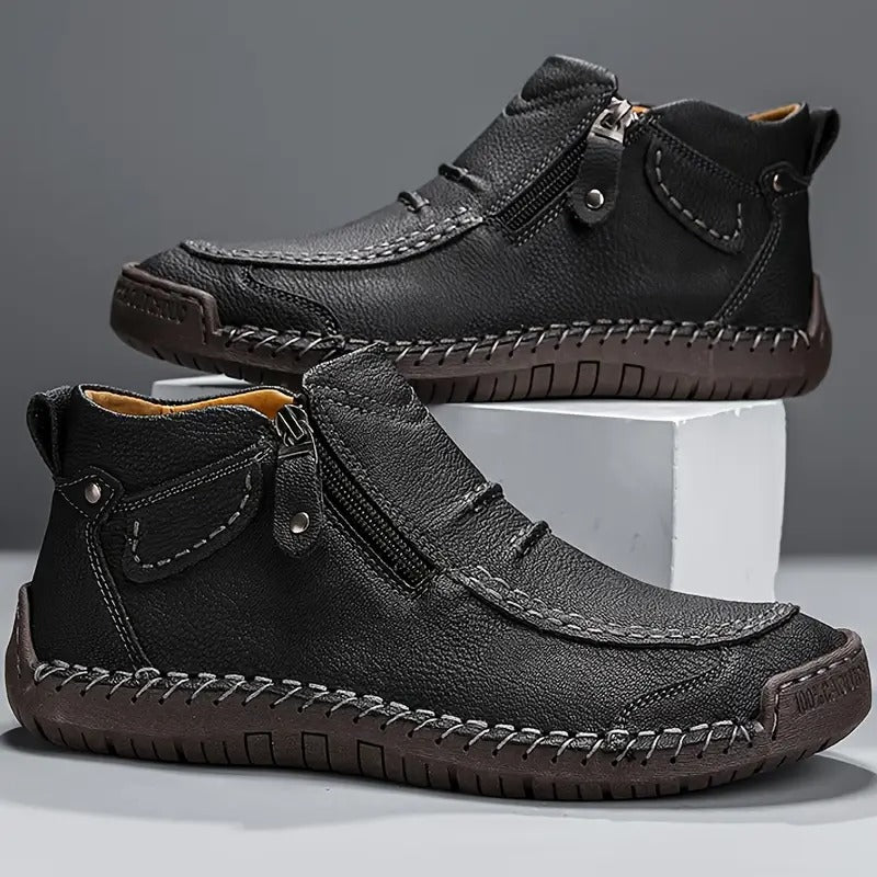 Chaussures montantes noires en cuir, fermeture éclair latérale et semelle crantée