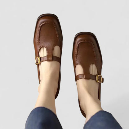 Chaussures bébé à talon bas en cuir brun, bride réglable avec boucle dorée.