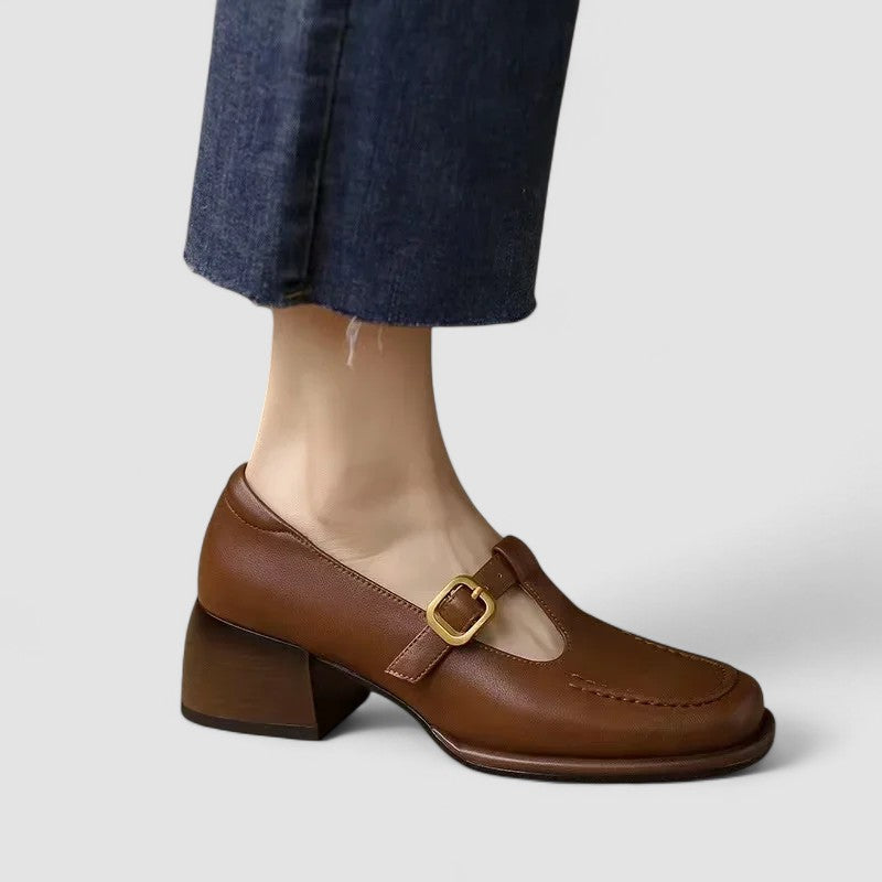 Chaussures bébé à talon bas en cuir brun, boucle dorée, bride avant.