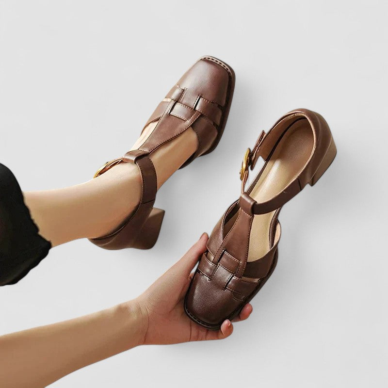 Chaussures bébé marron foncé à découpes latérales, brides croisées et boucle