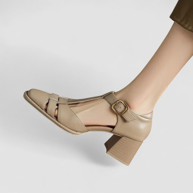 Chaussures bébé beige à boucle, découpes latérales, talon carré