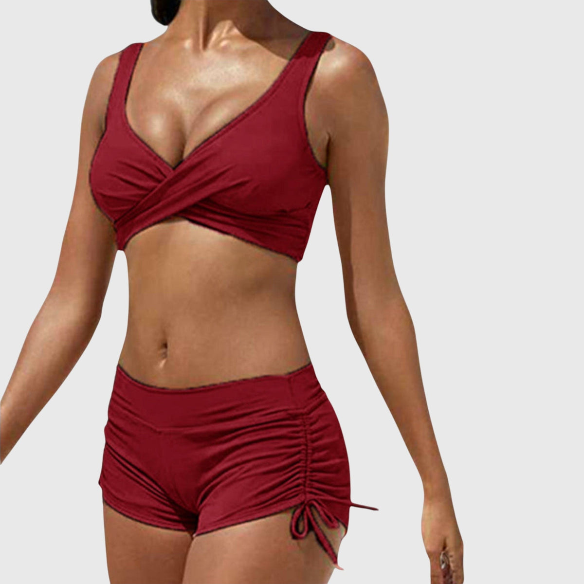 Bikini rouge haut croisé décolleté et short froncé à cordons latéraux