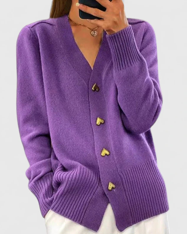 Cardigan violet à col V, boutons dorés, manches longues et poignets côtelés.