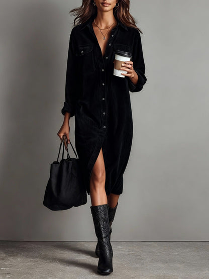 Robe chemise noire boutonnée, fente avant, poches plaquées, manches longues