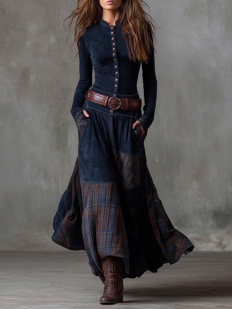 Robe longue en daim bleu marine, rangée de boutons, ceinture et panneaux patchwork à carreaux.
