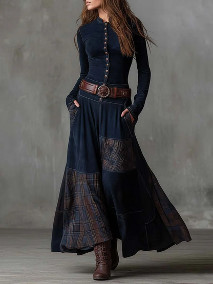 Robe longue en daim bleu marine, boutonnée devant, ceinture, empiècements à carreaux.