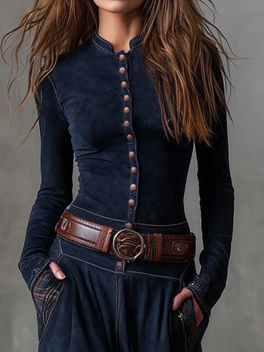 Robe longue en daim bleu marine avec rangée de boutons, ceinture marron, poches latérales.