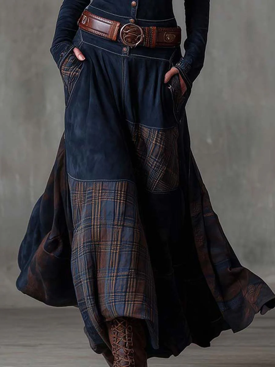 Robe longue en daim bleu marine, jupe ample contrastée, ceinture large, bas à carreaux.