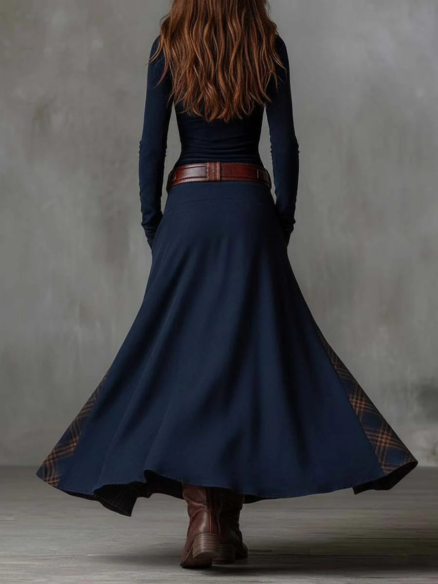 Robe longue en daim bleu marine vue de dos, jupe évasée, empiècement à carreaux.