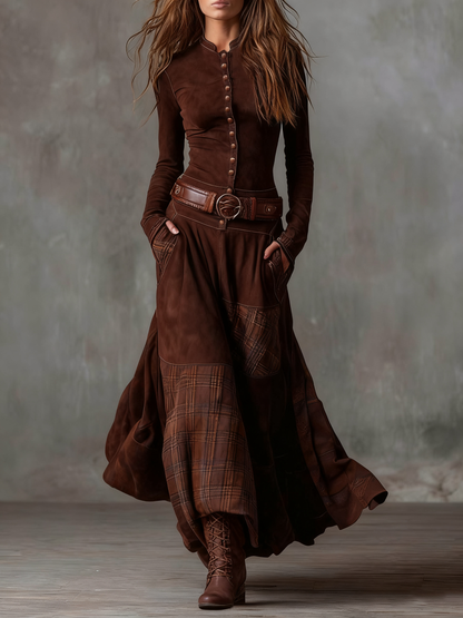 Robe longue en daim marron, rangée de boutons, ceinture en cuir, empiècements à carreaux.