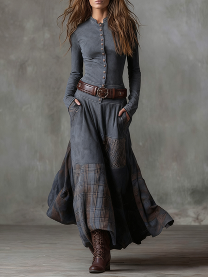 Robe longue en daim gris, rangée de boutons, ceinture marron et patchwork à carreaux.