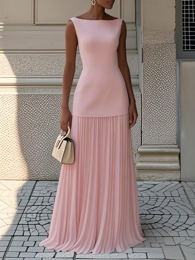 Robe longue plissée rose sans manches, encolure droite.