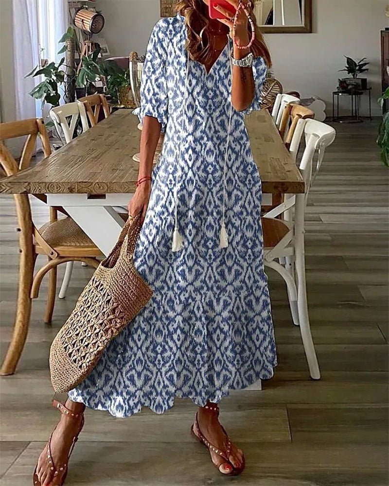 Robe midi bohème bleue à manches courtes, imprimé motif losanges et volants en bas.