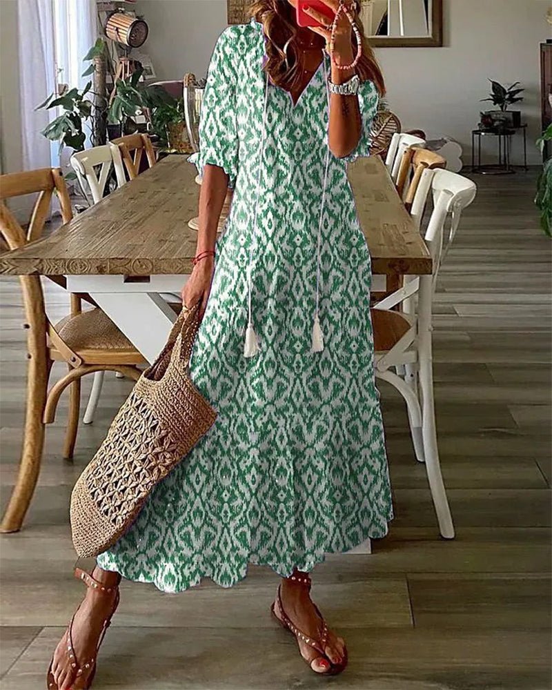 Robe midi bohème verte à manches courtes, imprimé cachemire et volants au bas.