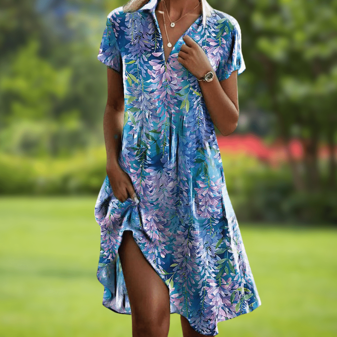 Robe courte bleue à manches courtes, col en V boutonné, fente latérale, motif floral