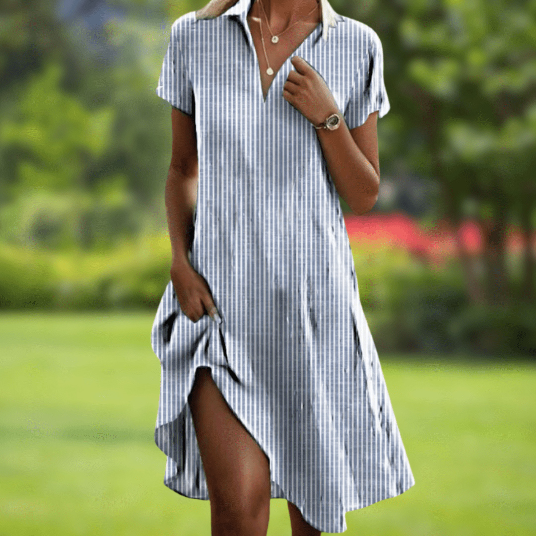 Robe rayée bleu clair et blanche, manches courtes, col en V boutonné, fente latérale