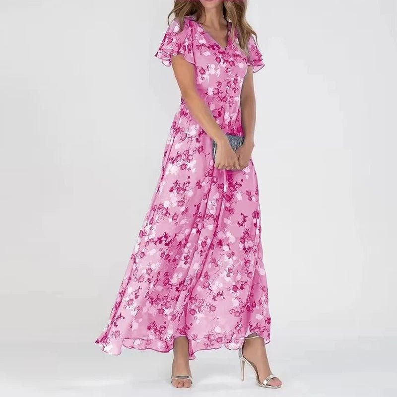 Robe fluide à fleurs rose, manches courtes volantées, encolure en V.