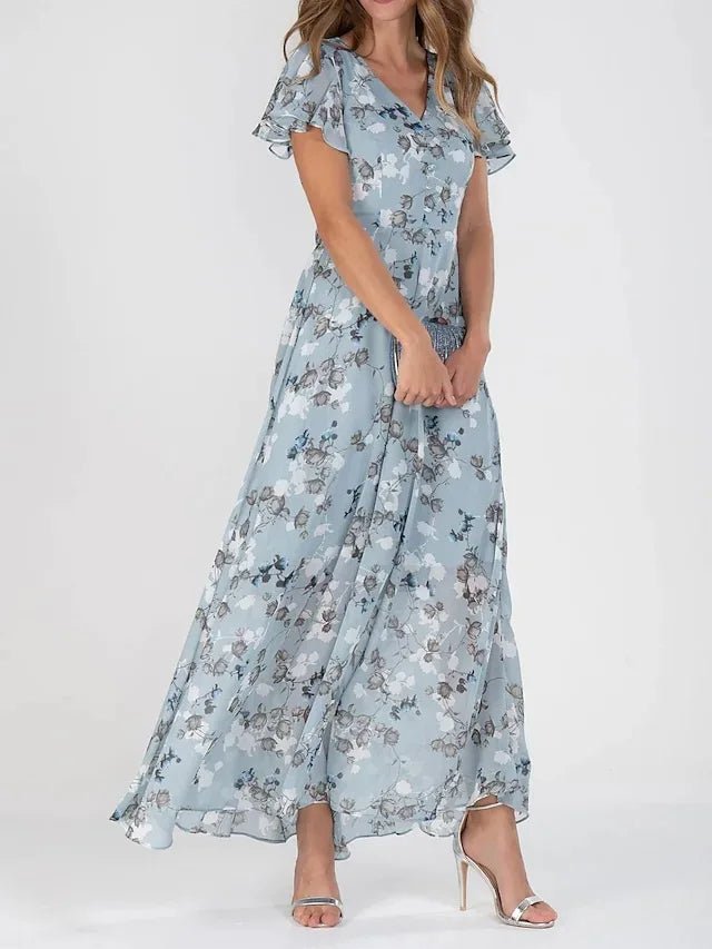 Robe fluide à fleurs bleu clair, manches courtes volantées, encolure en V.