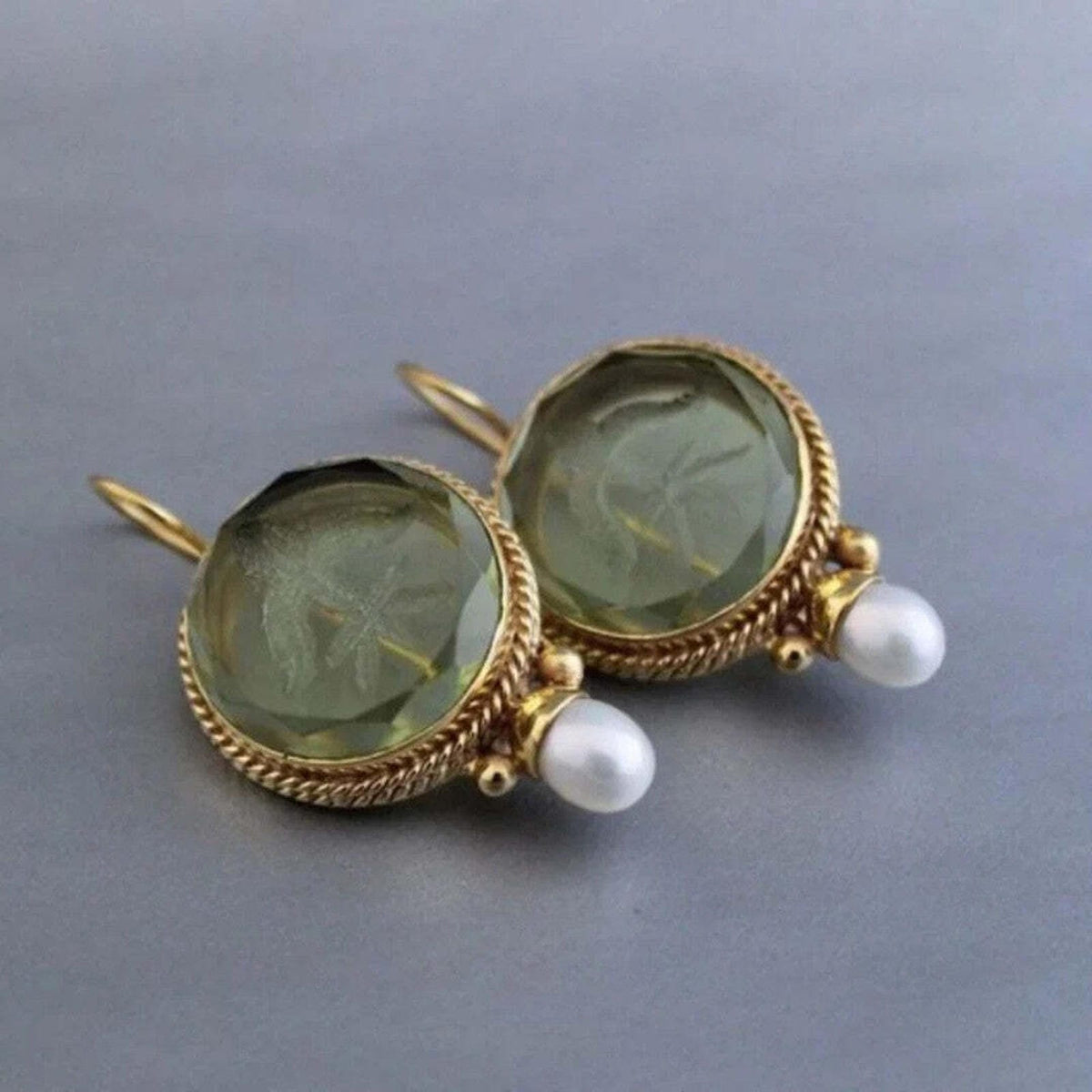 Boucles d’oreilles rondes en jade vert, monture dorée et perles blanches