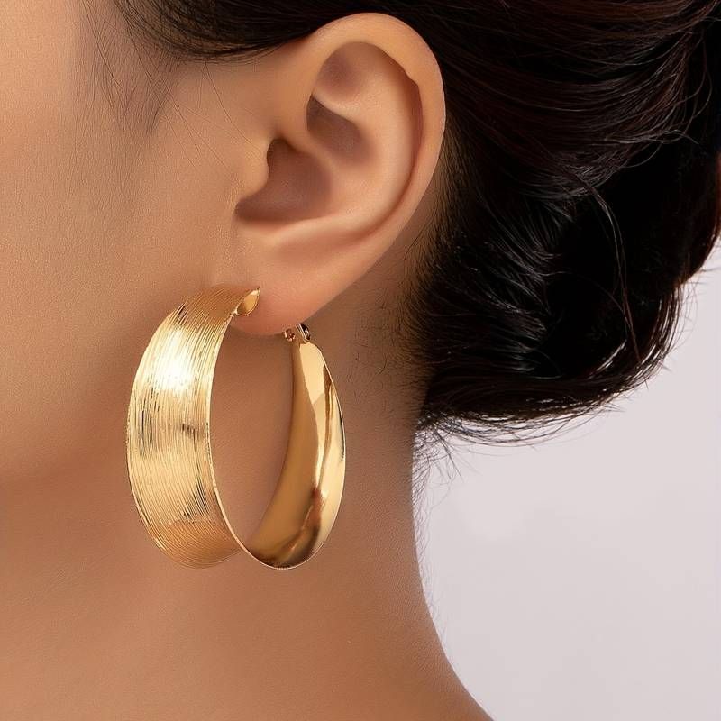 Boucles d’oreilles créoles dorées vintage, anneaux larges striés.