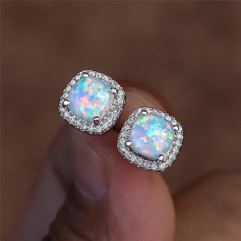 Boucles d’oreilles argent avec opale de feu multicolore, monture pavée carrée arrondie