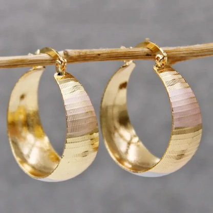 Boucles d’oreilles créoles en or à texture rayée verticale, fermoir à charnière