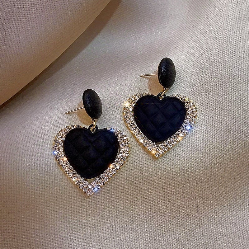 Boucles d’oreilles en forme de cœur noir, monture dorée, halo de strass scintillant