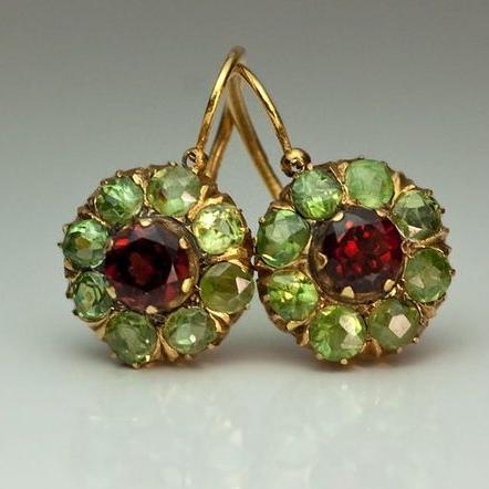 Boucles d’oreilles rondes dorées, cristaux verts et cabochons rouges