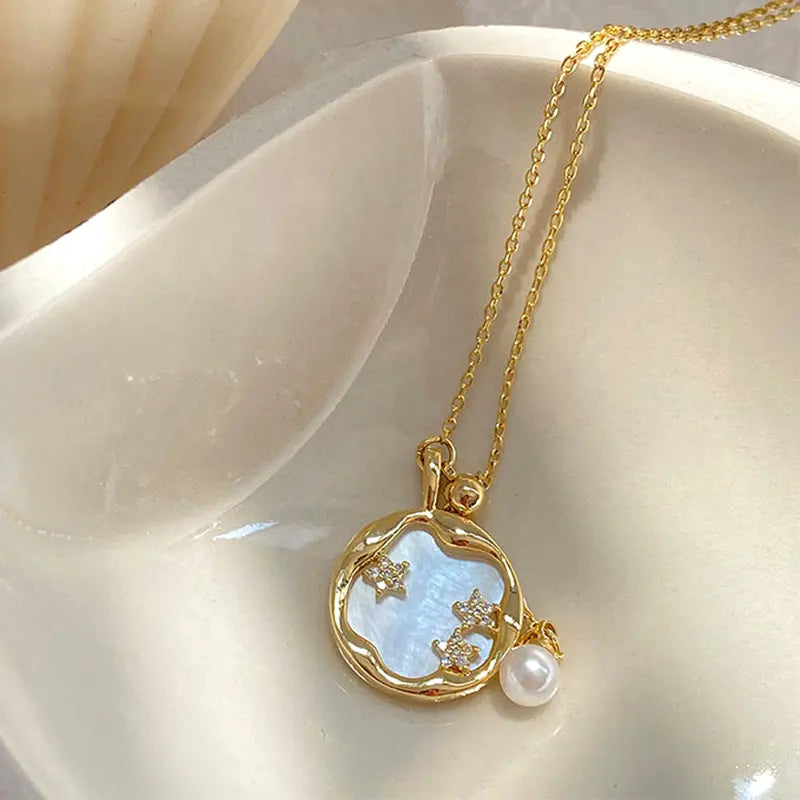 Collier doré à pendentif rond en pierre de lune bleutée et perle blanche, chaîne fine
