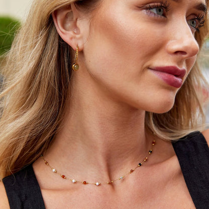 Collier fin doré à pierres multicolores, maillons délicats