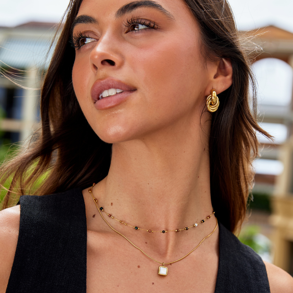 Collier double fin doré avec pendentif carré et pierres multicolores