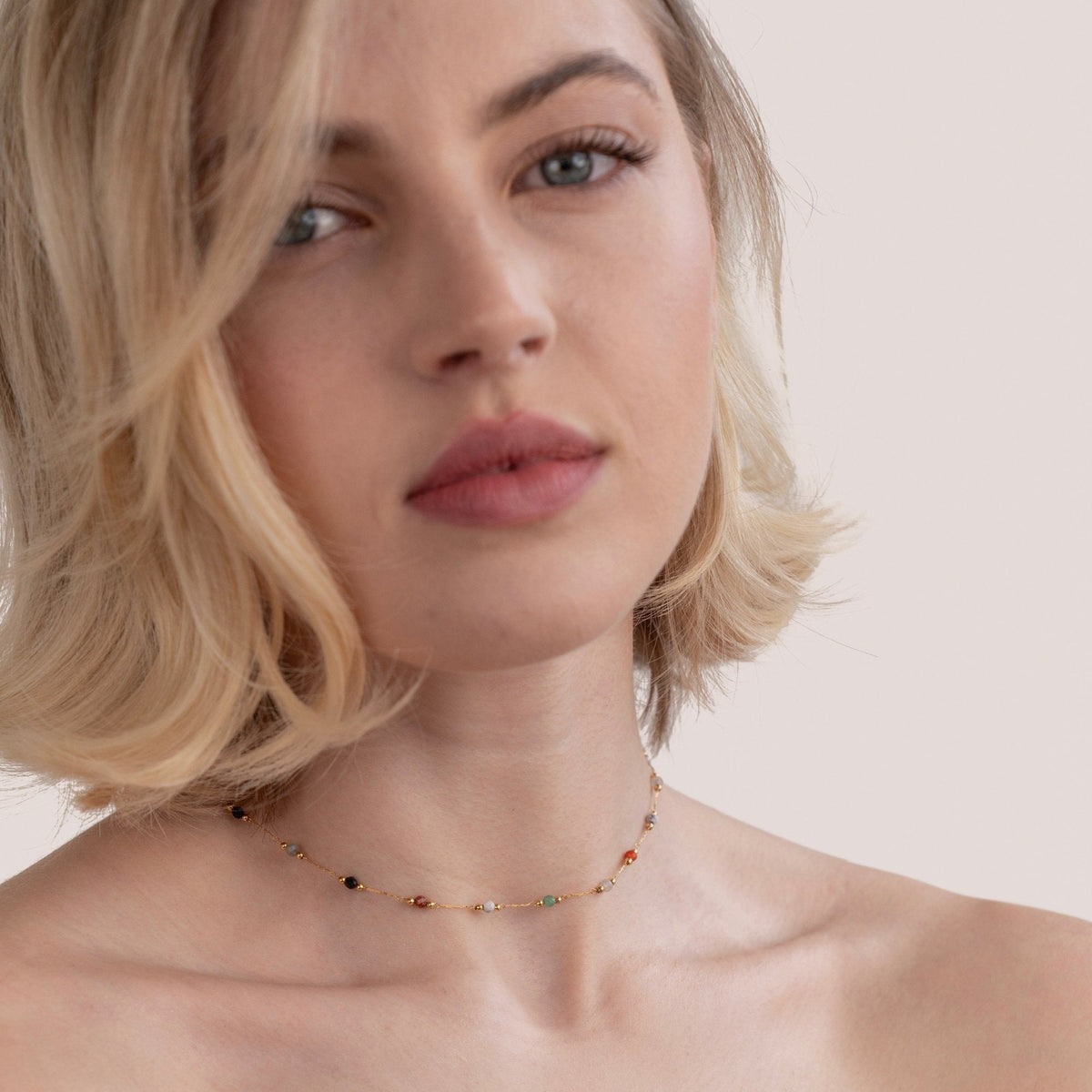 Collier fin doré à pierres multicolores, rang discret