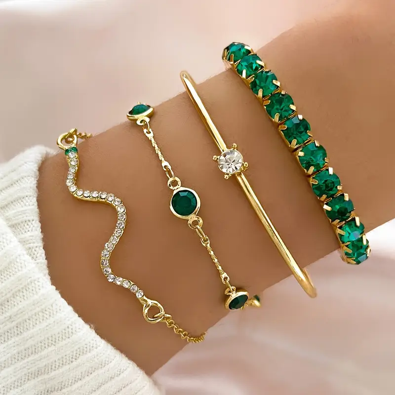 Lot de bracelets vintage dorés, zirconiums verts et strass, fermoir à chaînette