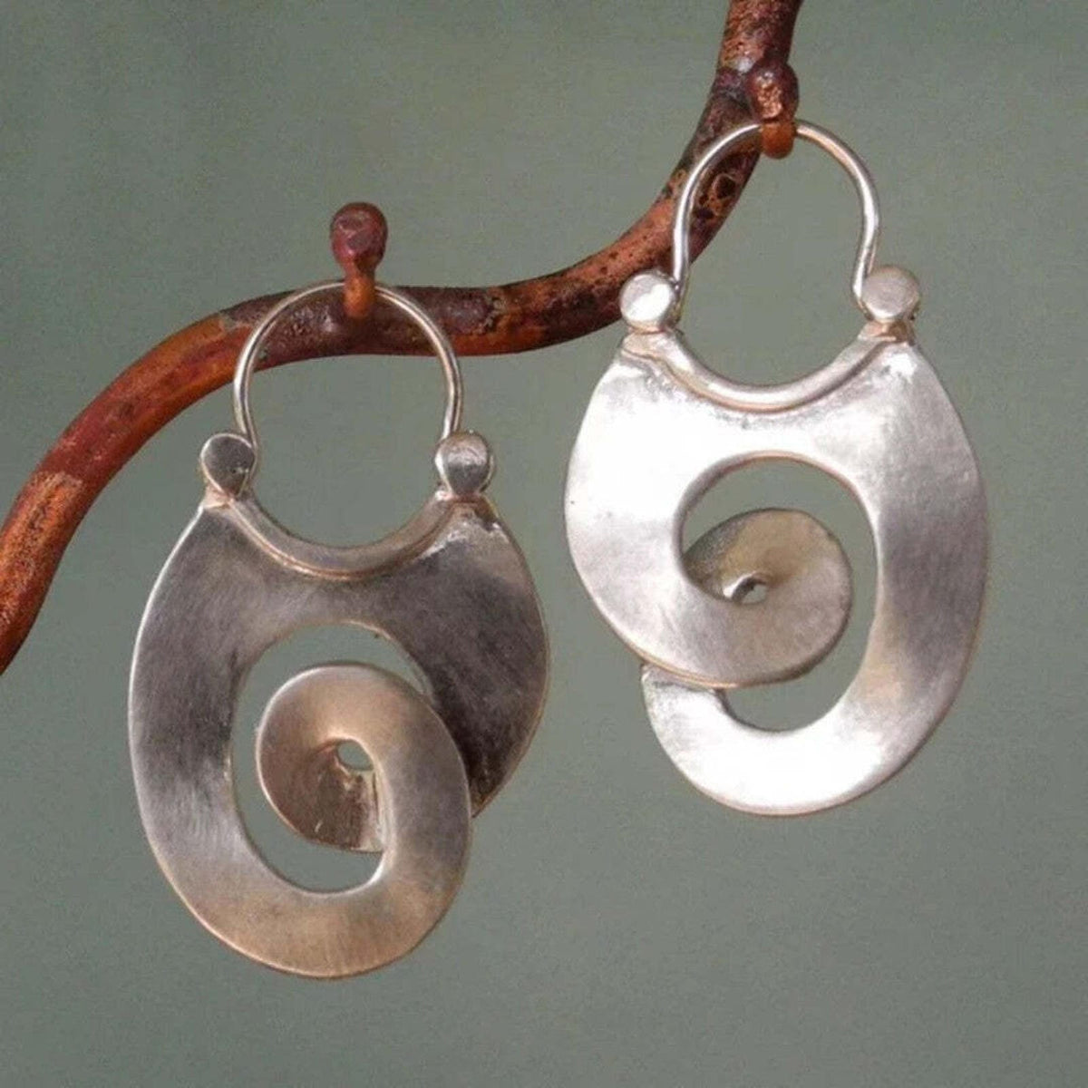 Boucles d’oreilles argentées rétro asymétriques à spirale, anneau et petites billes