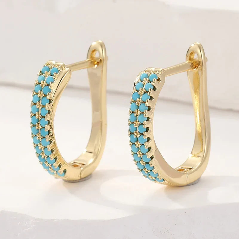 Créoles dorées ornées d’une rangée de pierres turquoise
