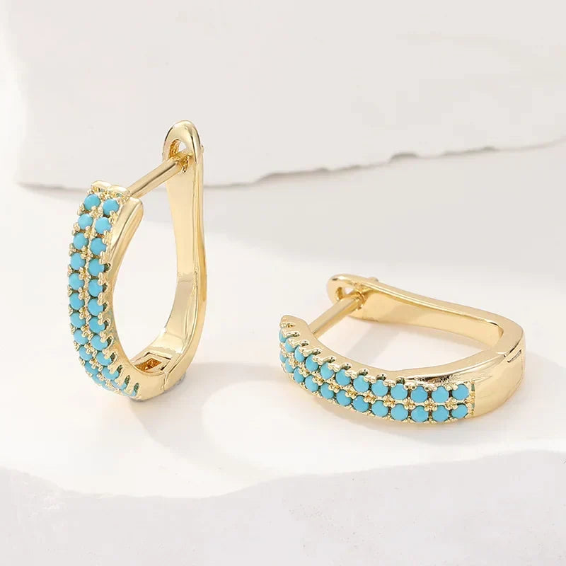 Paire de créoles dorées, bordure de petites pierres turquoise