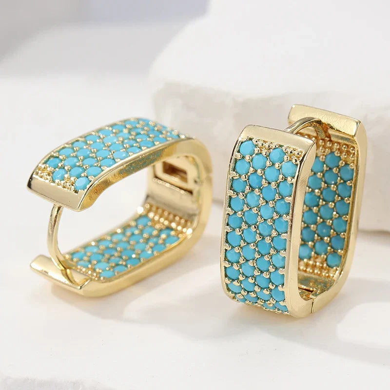 Paire de créoles dorées à empiècement turquoise pavé, vue de côté