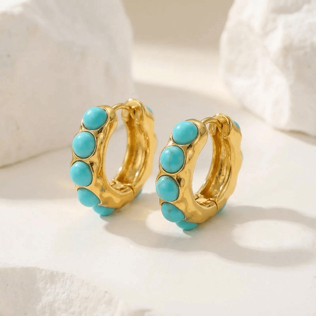 Créoles dorées avec pierres turquoise rondes, finition style pavé