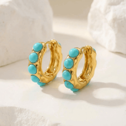 Créoles dorées avec pierres turquoise rondes, finition style pavé