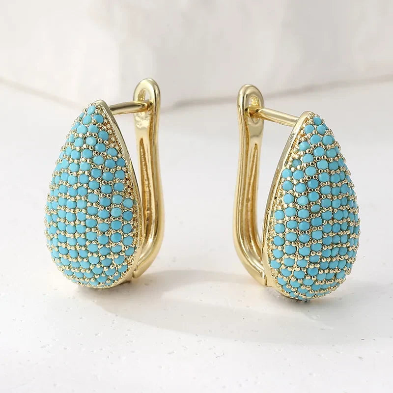 Boucles d’oreilles larme turquoise pavées, vues de profil, fermoir doré