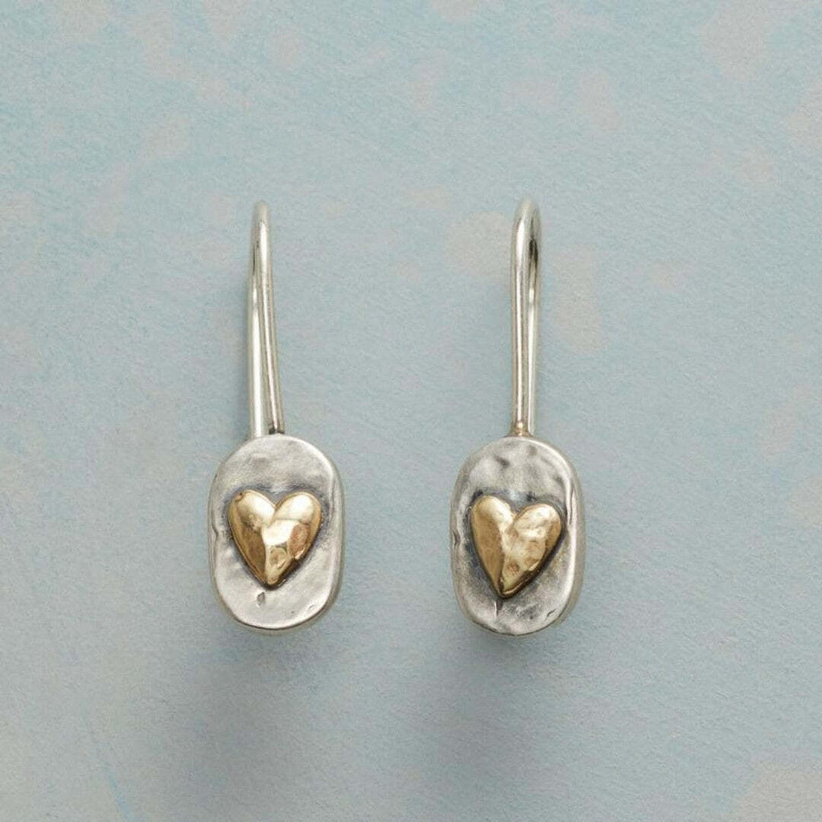 Boucles d’oreilles ovales argentées, cœur doré incrusté, attache fine