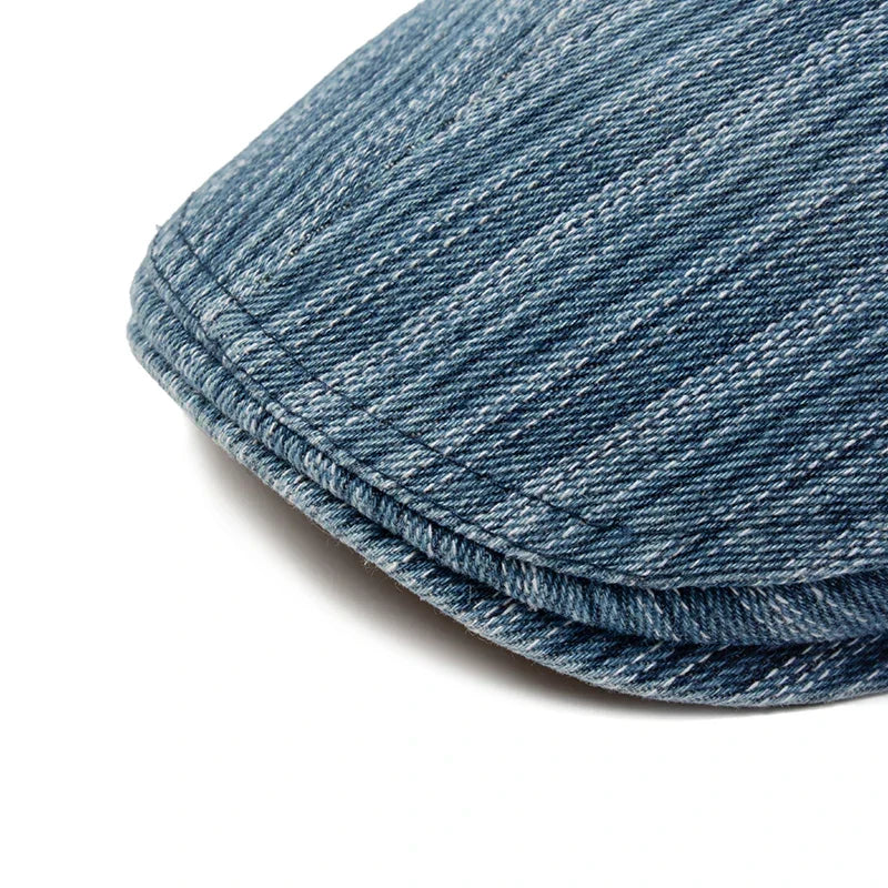 Casquette homme en denim bleu clair, gros plan du tissu et du bord retourné