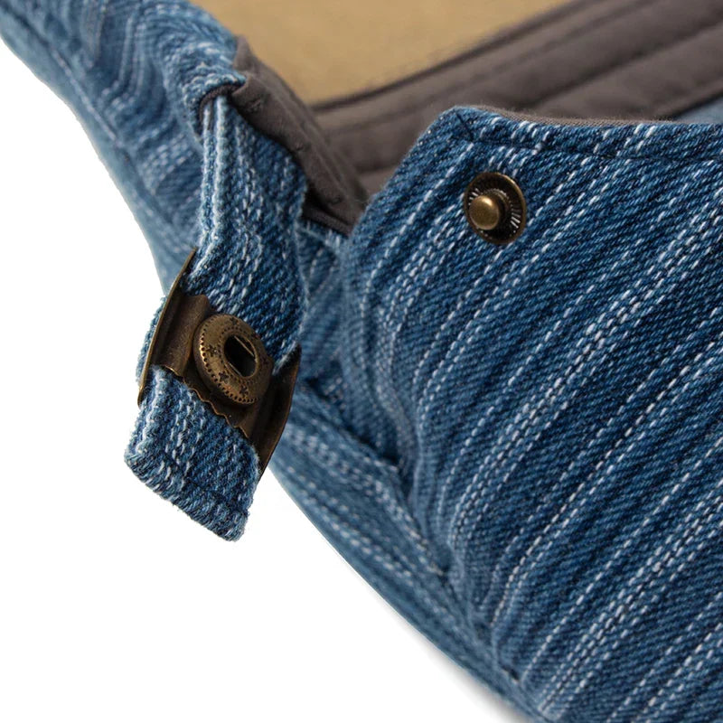 Casquette homme en denim bleu, détail du bouton pression et de la patte arrière